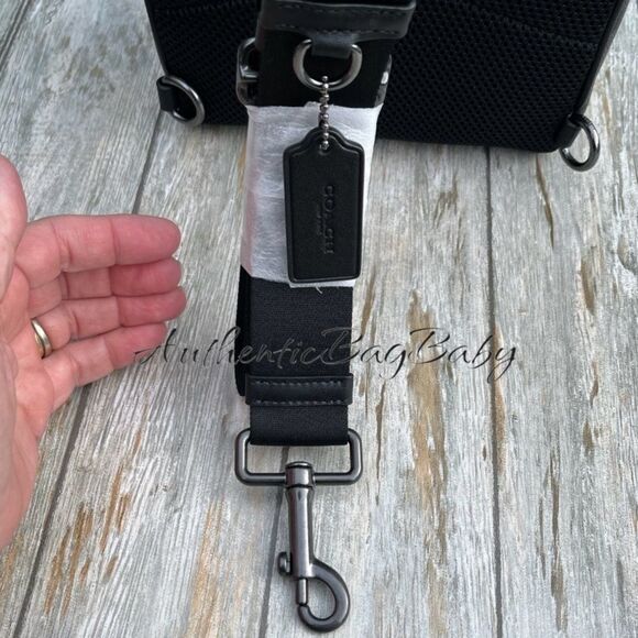 Coach Turnlock Sling Pack Bag Backpack Black - Picture 4 of 8